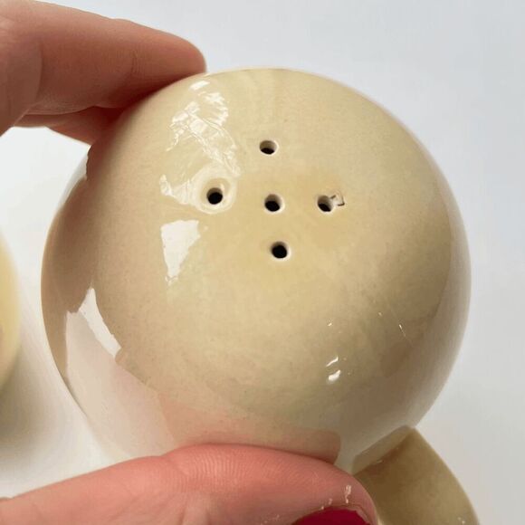 Vintage 70s Cream Ceramic Mushroom Salt & Pepper Shakers with Handles - Picture 8 of 10